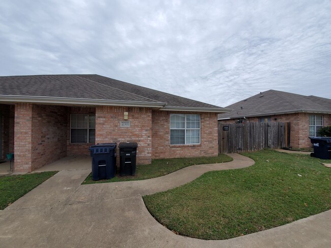 Building Photo - College Station - 3 bedroom / 2 bath - Dup...