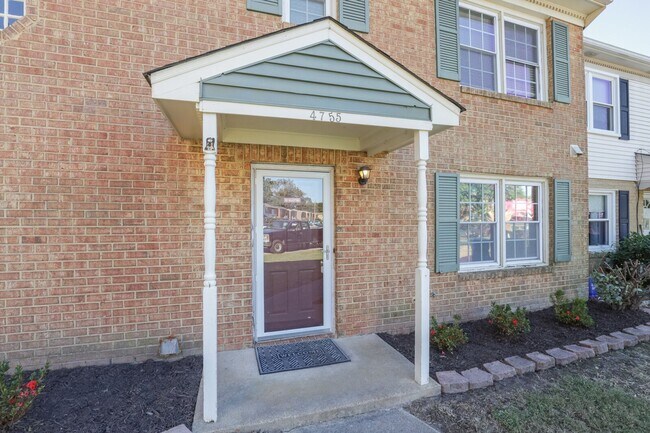Building Photo - 3BR/1.5BA Thoroughgood End Unit Townhouse with Style, Convenience, and Carefree Living!