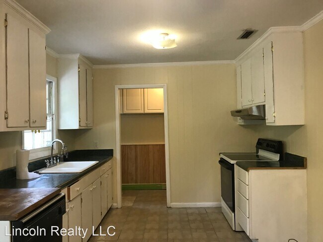 Building Photo - 3 br, 1 bath House - 305 Blitch St.*