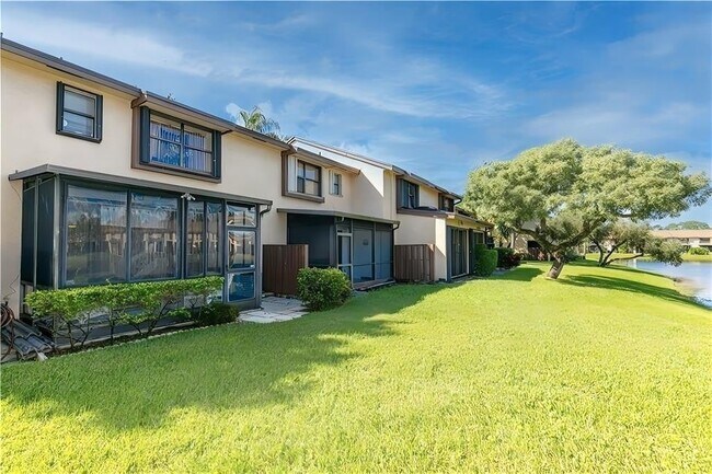 Foto del edificio - 3950 Cocoplum Cir
