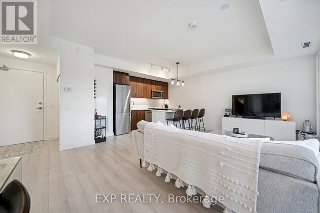 Building Photo - 681 Yonge St