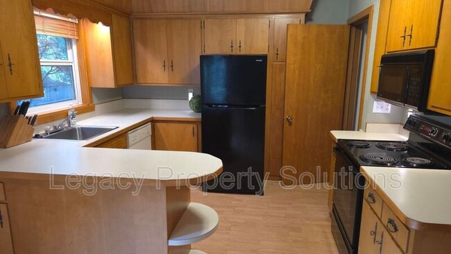 Building Photo - 926 N Mandan St
