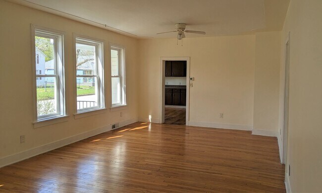 Foto del edificio - 1045 Kenneth- Large house with basement