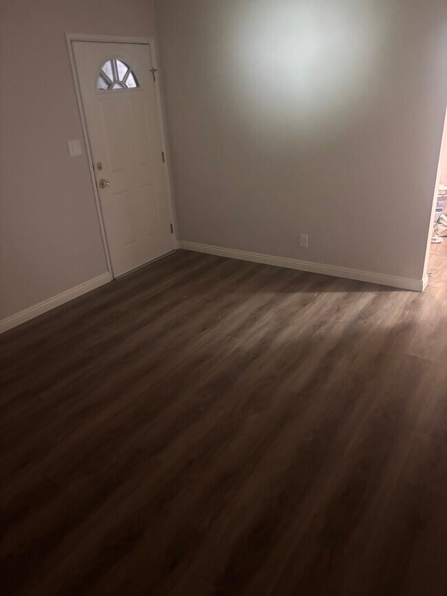 Foto del edificio - 3059 E 5th St