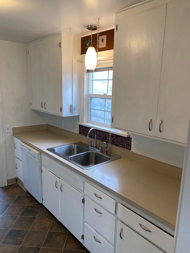Building Photo - Cute 2 bedroom, 1bath, with garage and fen...