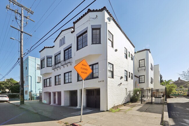 Vista lateral del exterior del edificio de apartamentos ubicado en 2410 Dwight Way, Berkeley, CA 94704, EE. UU. - 2410 Dwight Way