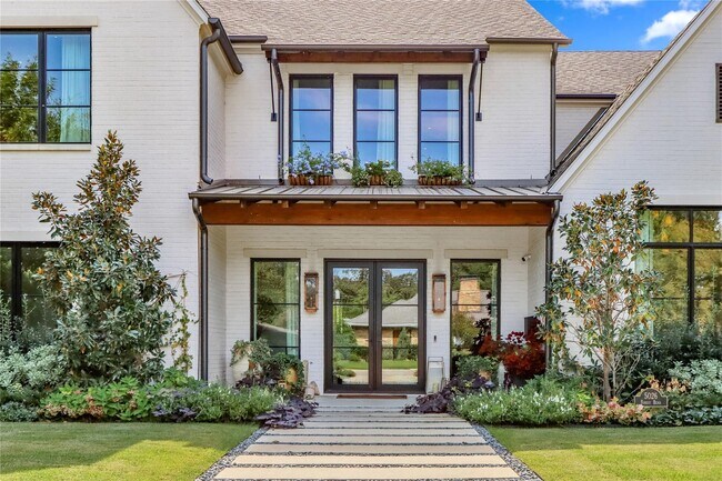 Foto del edificio - 5026 Forest Bend Rd
