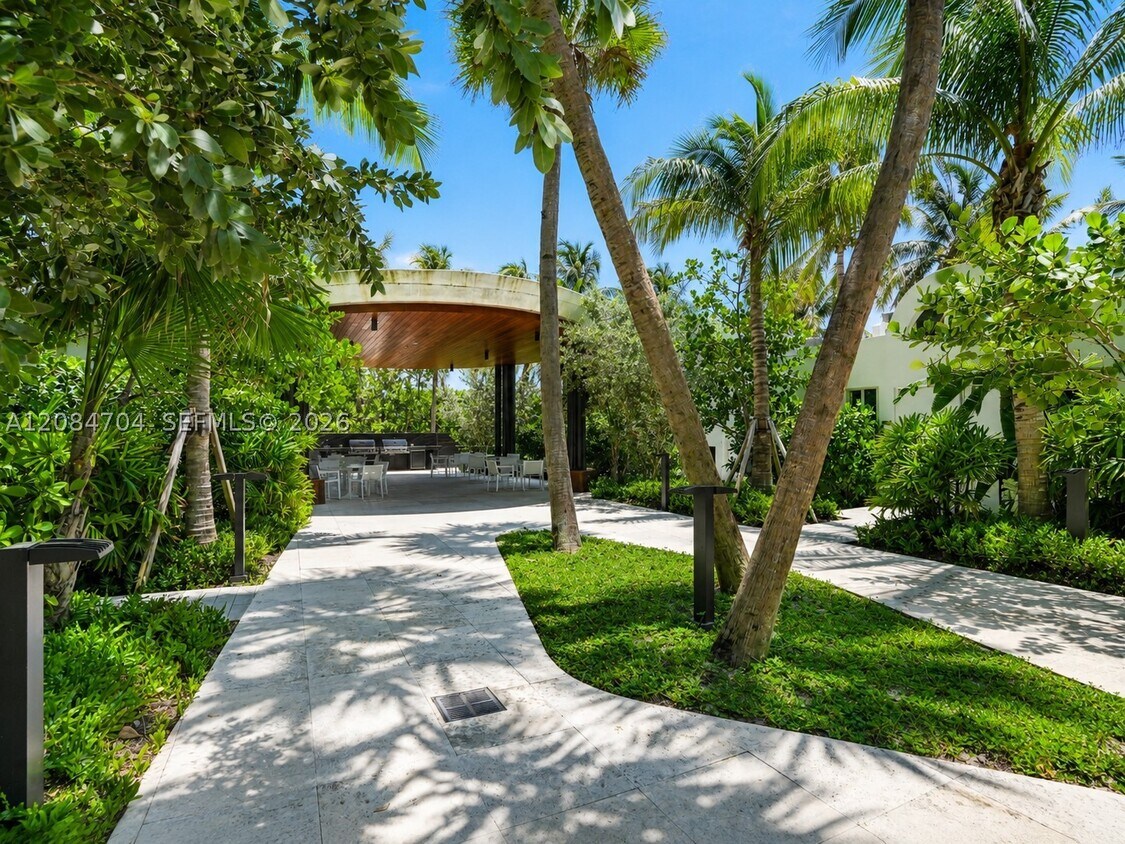 Foto del edificio - 6365 Collins Ave