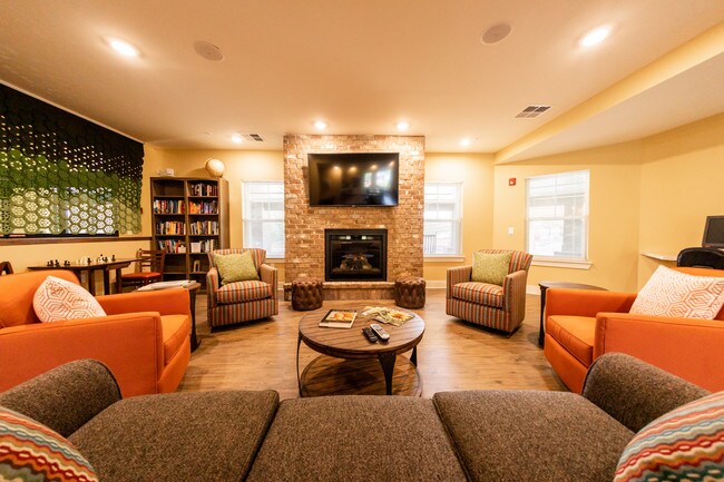 60 Sala de estar con chimenea y computadoras del complejo - 60 Givens Gerber Park (Senior Living)