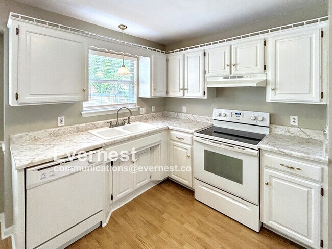 Building Photo - 902 Wildrose Ct