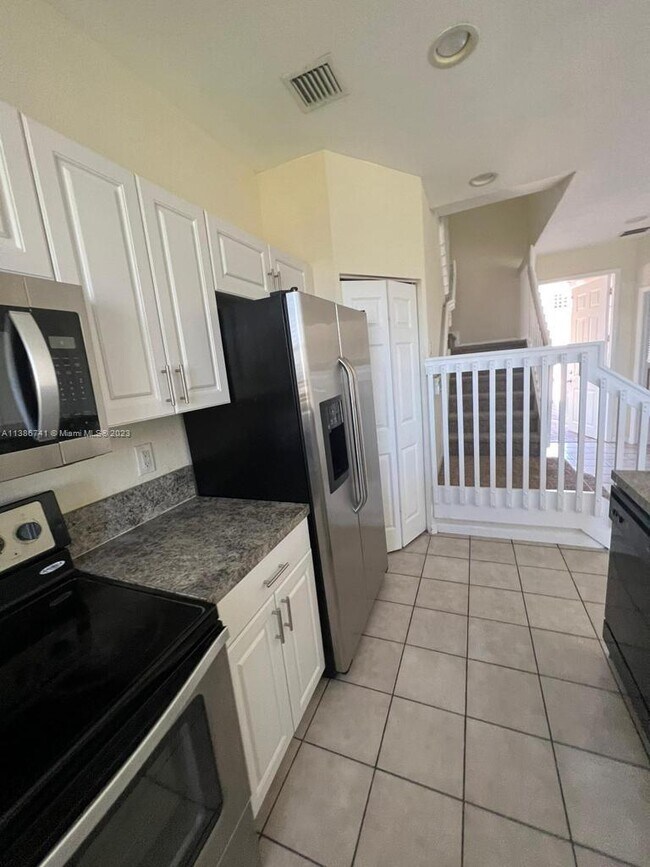 Building Photo - 2025 Nassau Dr