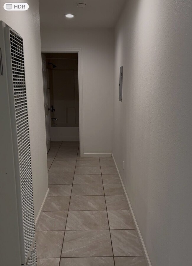 Calefactor de pared y pasillo - 526 E Grant St