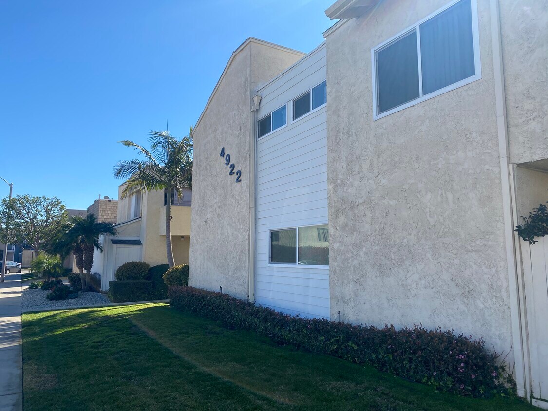Triplex building with shared courtyard - 4922 Rudder Dr