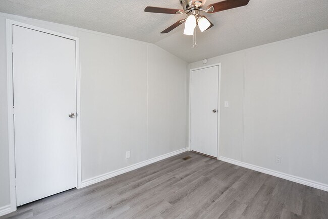 Foto del edificio - Be part of this cozy community at Roy Harris Loop