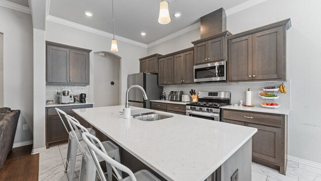 Foto del edificio - Spacious 4-Bedroom Gem