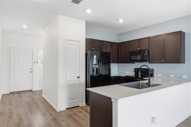 Building Photo - 636 The Ugly Wy