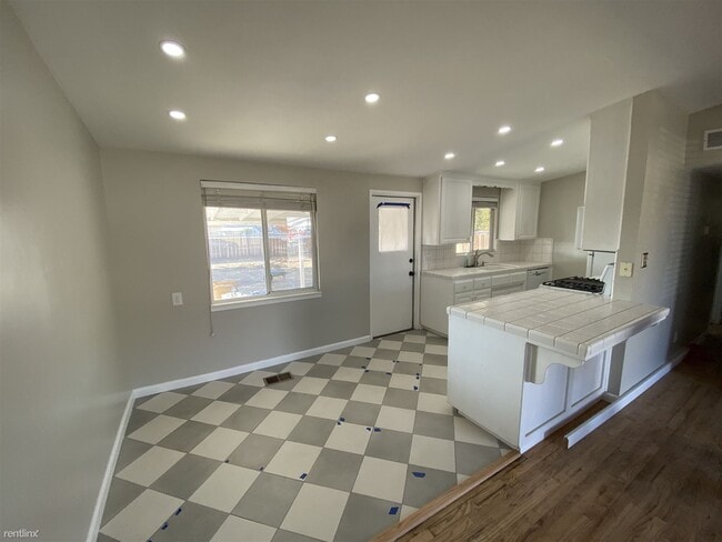 Building Photo - 3 br, 1 bath House - 1242 Rodgers Rd