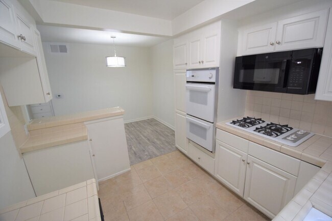 Building Photo - 14706 Dickens St