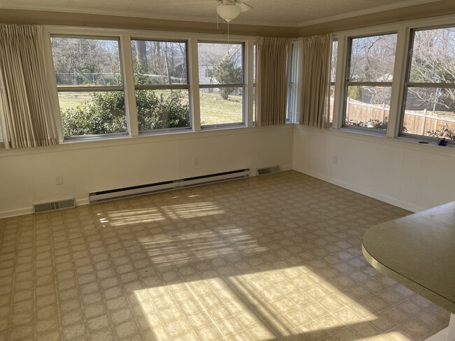 Spacious sunroom - 3322 Wraywood Pl