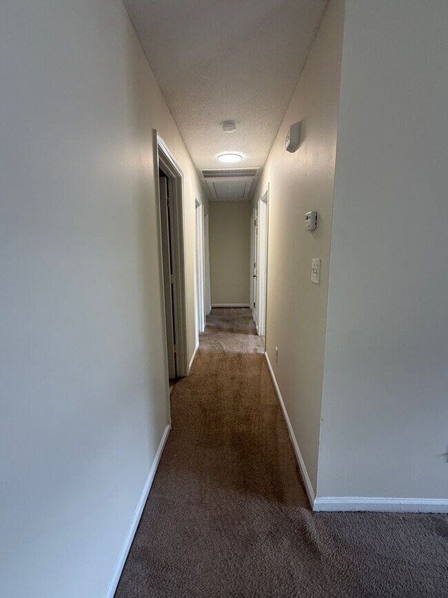 Foto del edificio - 8135-8135 Carlton Trail NW