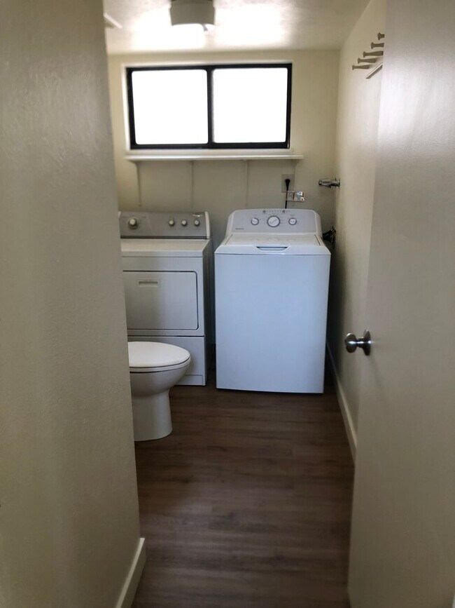 Foto del edificio - Two bedroom town home with a two car garag...