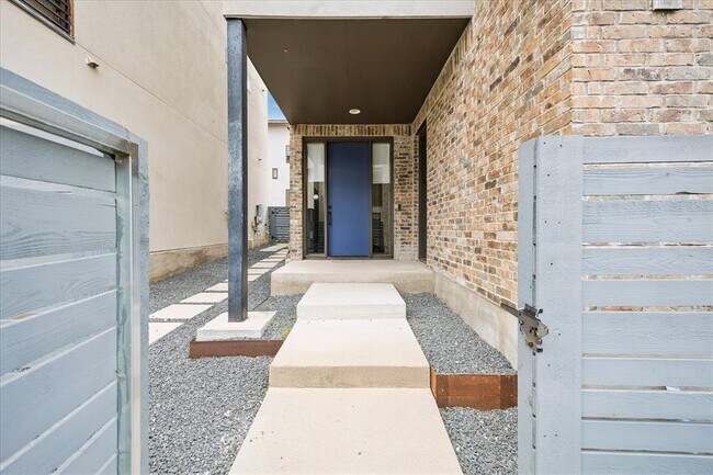 Foto del edificio - 5006 Pecan Springs Rd