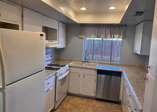 Foto del edificio - 1537 E Prince Rd