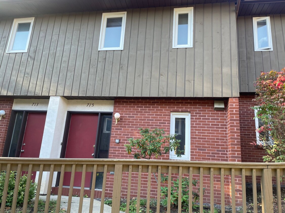 Primary Photo - 2 Bed 1.5 Bath Apartment Right There on W ...