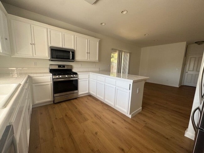 Foto del edificio - Newly Remodeled and Spacious 4 Bedroom Tow...