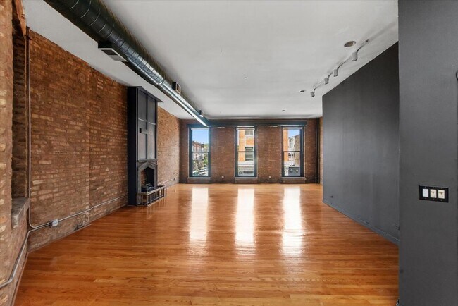 Building Photo - 1470 N Milwaukee Ave
