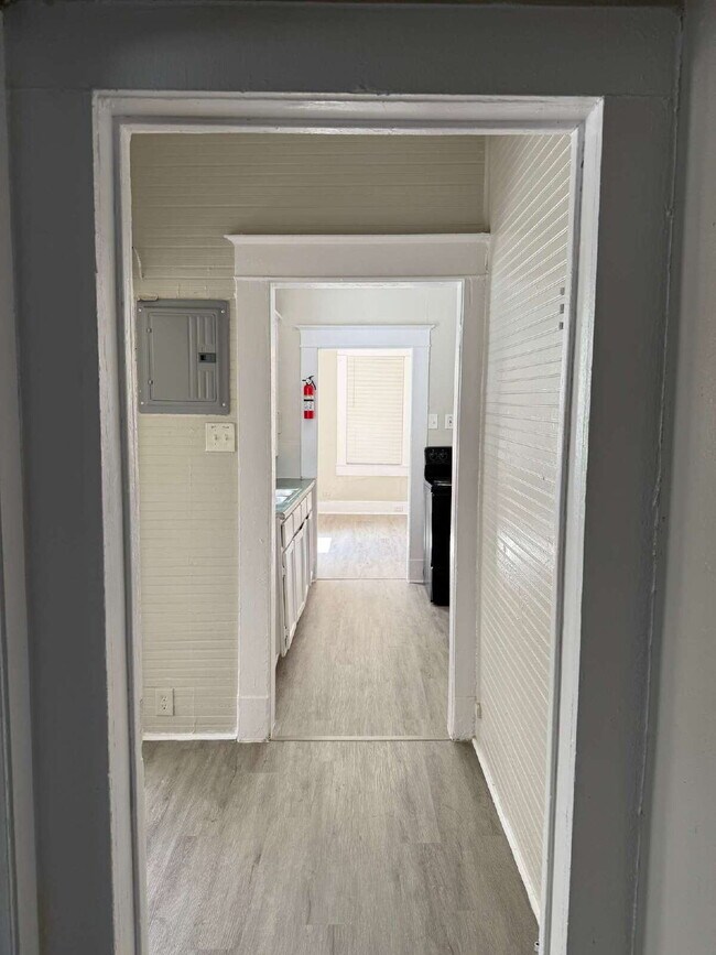 Foto del edificio - Beautiful Two Bed/One Bath Close to the Mi...