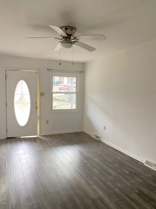 Building Photo - Conveniently located 4 bedroom, 2 bathroom...