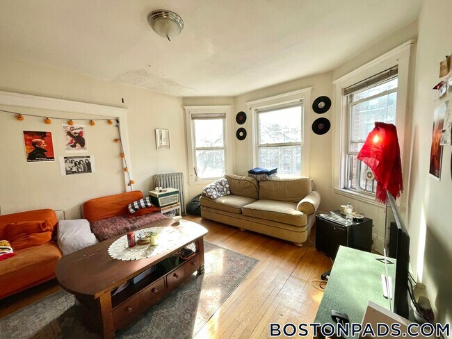 Building Photo - 192 Kelton St