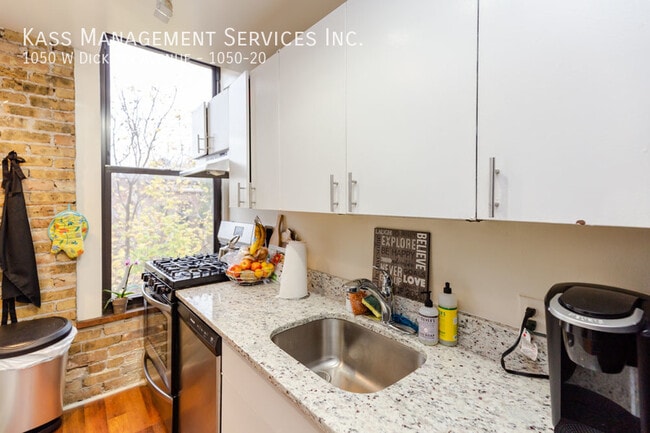 Photo - 1050 W Dickens Ave Apartment