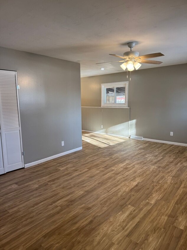 Foto principal - 4br 2bth large sun room and big fenced in backyard