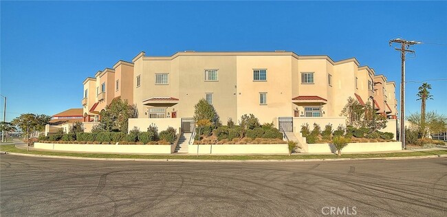 Building Photo - 900 S Dwight Ave