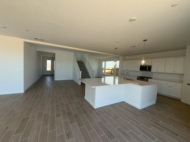 Foto del edificio - 1053 Traverse Dr S