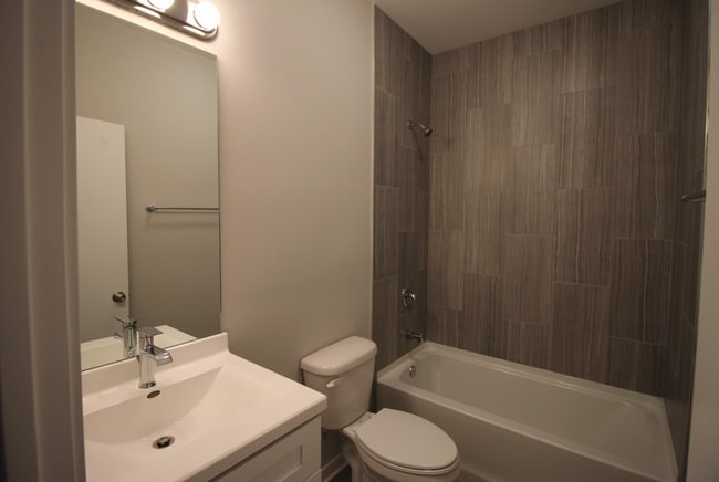 Bathroom - 4611 N Kedzie Ave