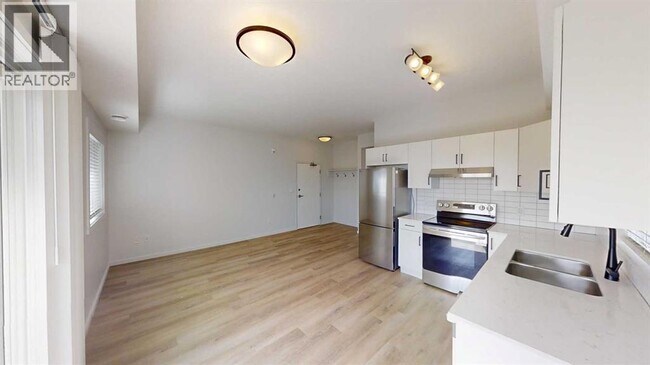 Photo du bâtiment - 10101-10105 105 Ave