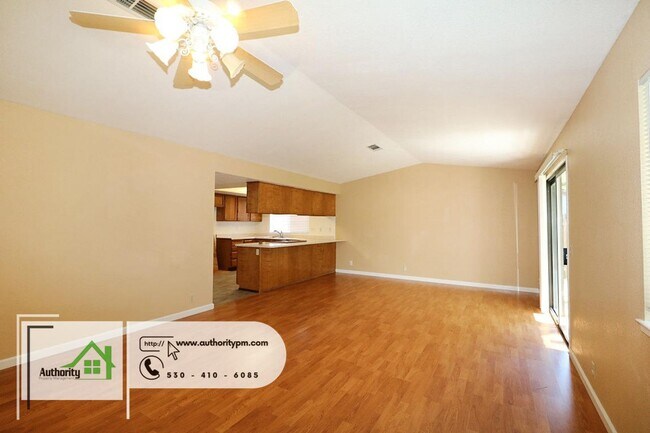 Foto del edificio - 6822 Creekside - Large trees at this prope...