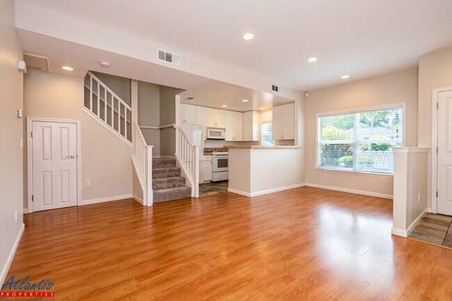 Building Photo - 722 Cottage Ct