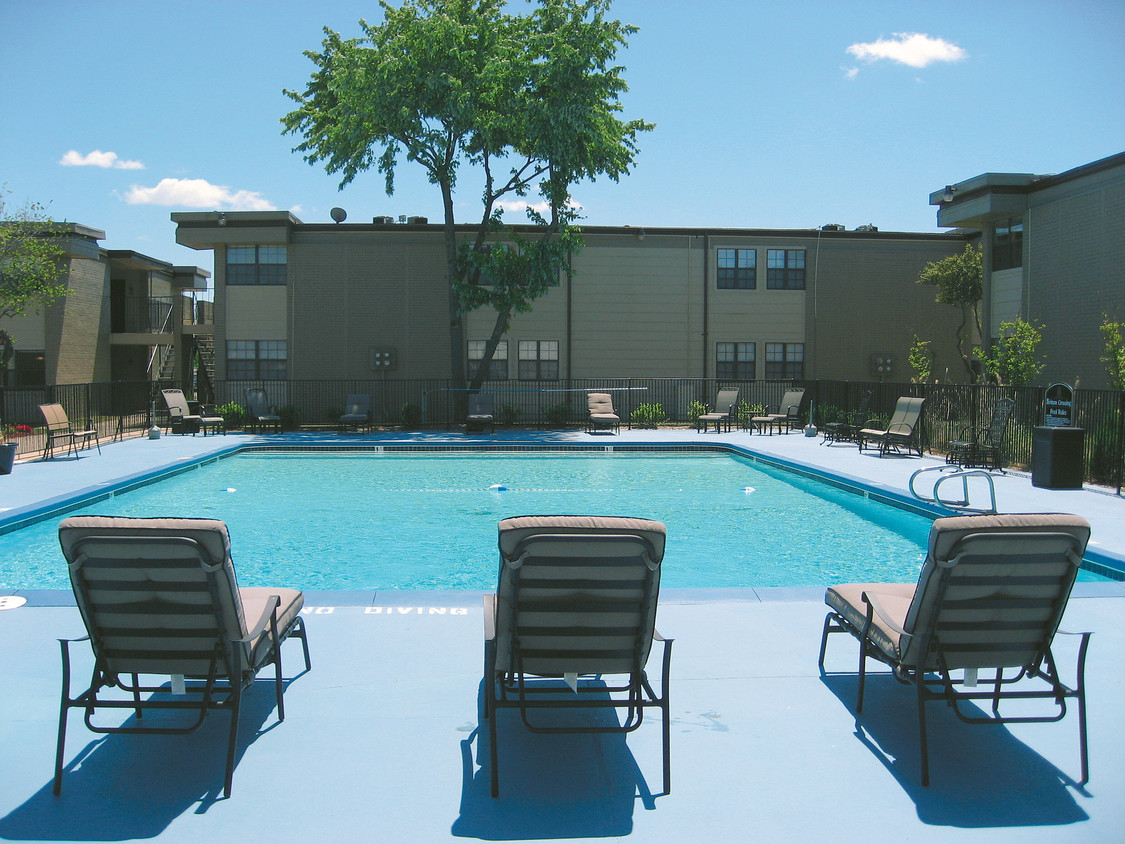 Sparkling Swimming pool - Britton Crossing