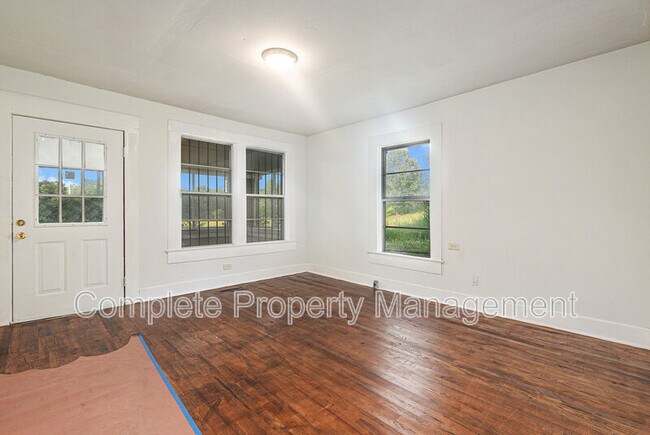 Building Photo - 213 5th St