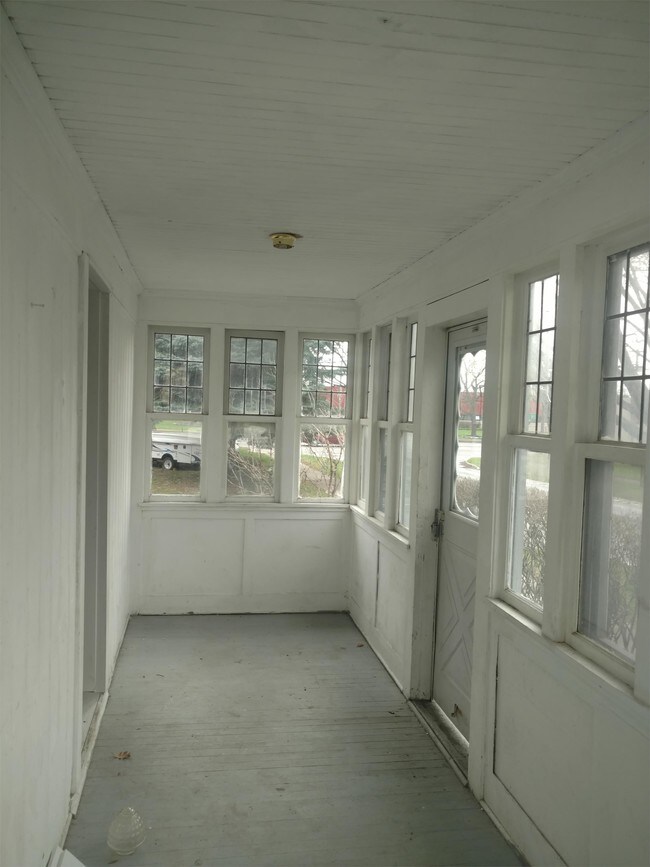 Building Photo - 165 Mc Ardle St