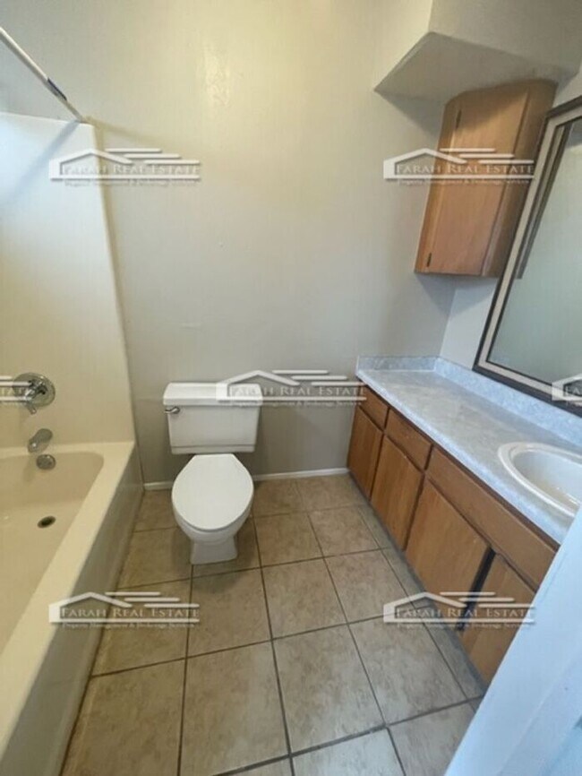 Building Photo - Lake Front 5 bed 3 bath Home! Available Now!