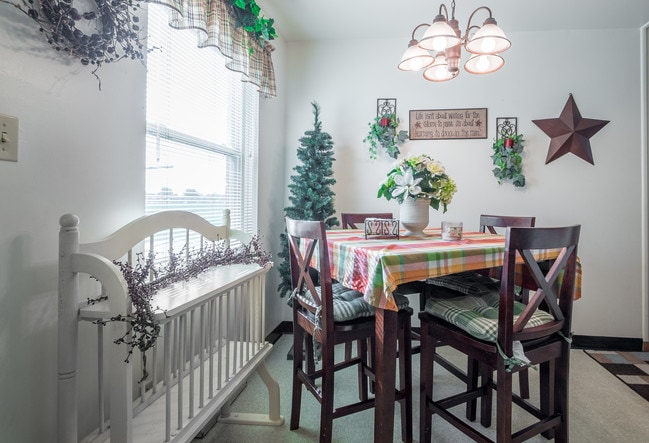 Dining Room - 1063 E Home Rd