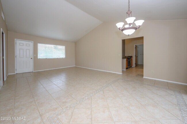 Building Photo - 5091 N Hillcrest Dr