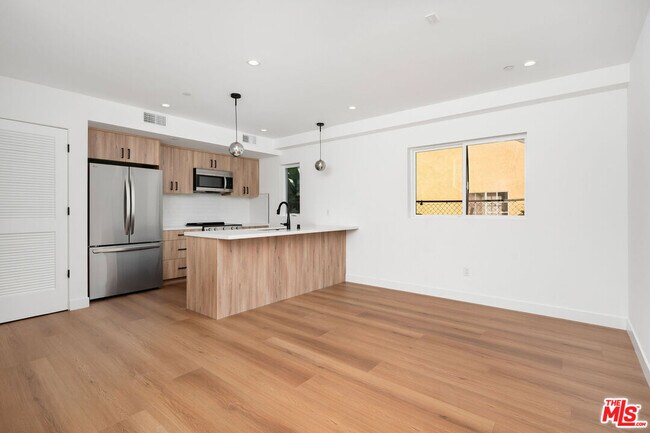 Foto del edificio - 728 Robinson St