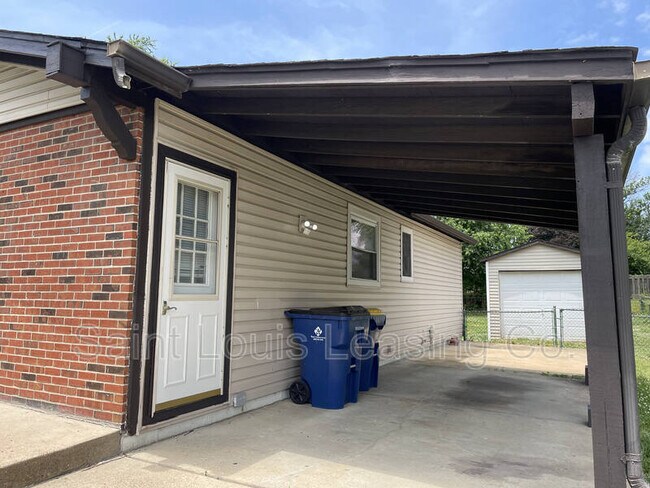Building Photo - 3015 Matlock Dr