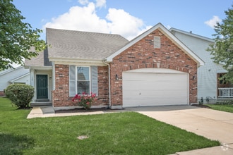 Building Photo - 150 Roxbury Dr